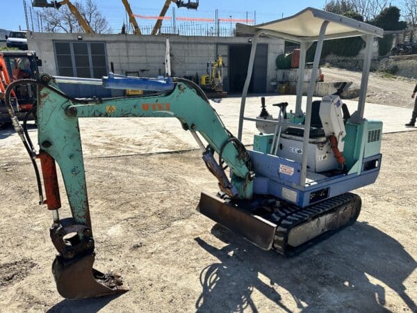 Miniescavatore UTEX 1.3 usato del 1997 con benna da scavo e impianto martello idraulico, disponibile a Foggia