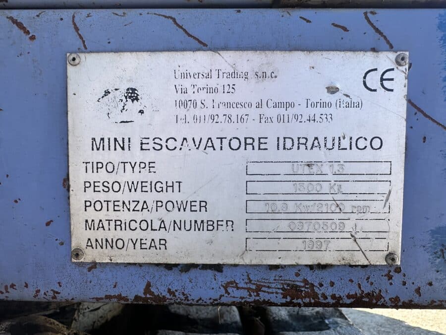 Miniescavatore UTEX 1.3 usato del 1997 con benna da scavo e impianto martello idraulico, disponibile a Foggia