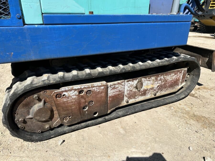 Miniescavatore UTEX 1.3 usato del 1997 con benna da scavo e impianto martello idraulico, disponibile a Foggia