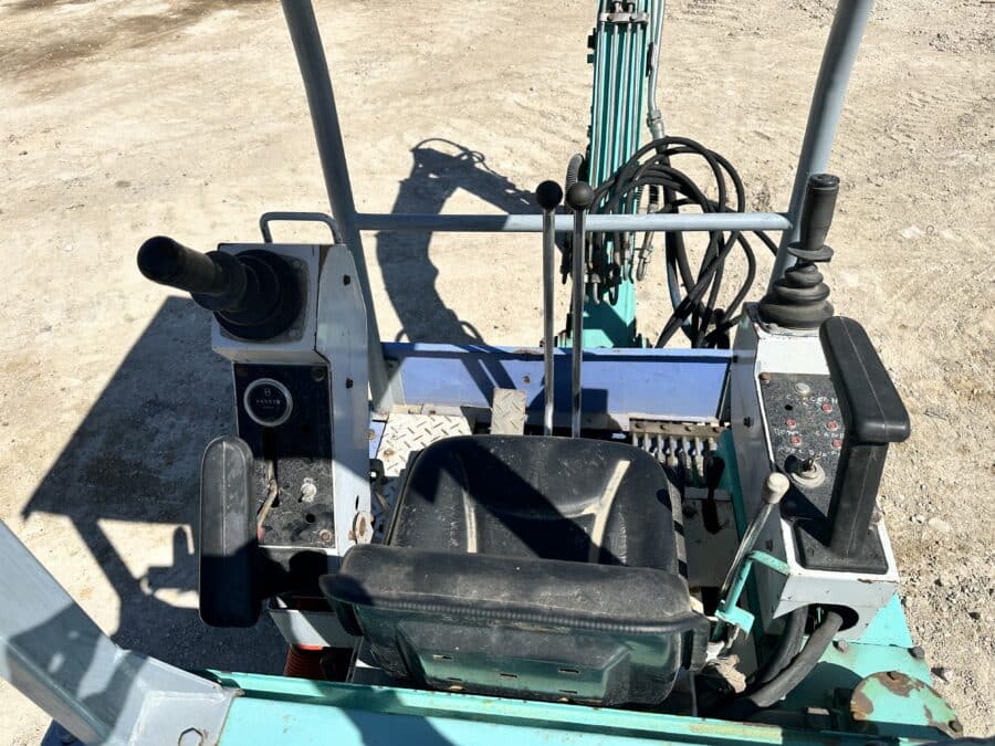 Miniescavatore UTEX 1.3 usato del 1997 con benna da scavo e impianto martello idraulico, disponibile a Foggia