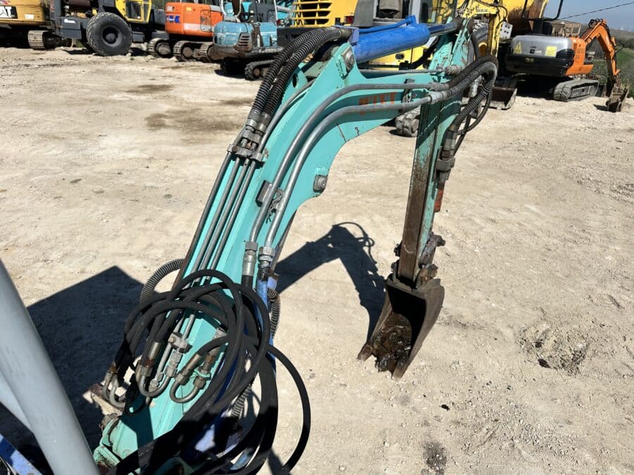 Miniescavatore UTEX 1.3 usato del 1997 con benna da scavo e impianto martello idraulico, disponibile a Foggia
