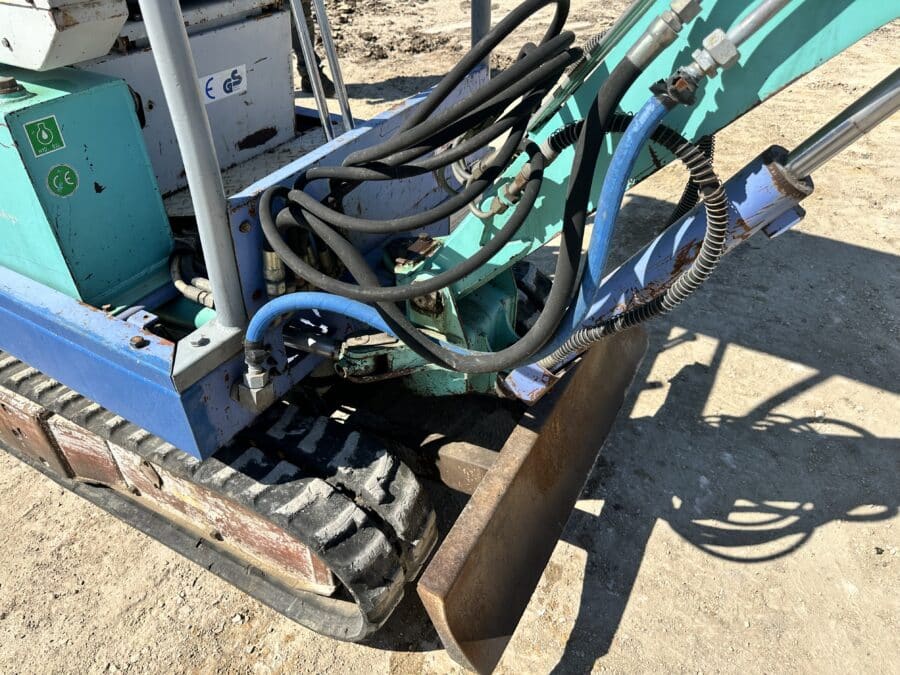 Miniescavatore UTEX 1.3 usato del 1997 con benna da scavo e impianto martello idraulico, disponibile a Foggia