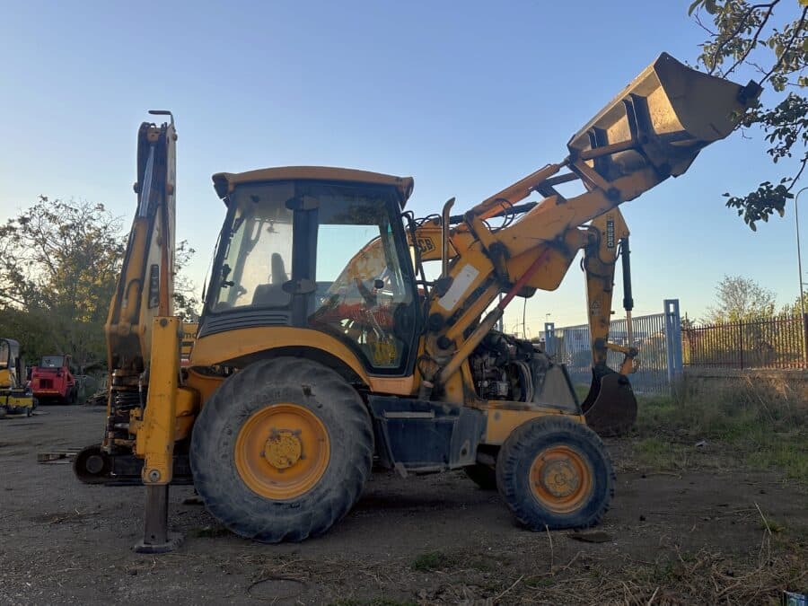 2005 JCB 3CX-4T rigid backhoe loader for sale in Rome, Italy - Side view