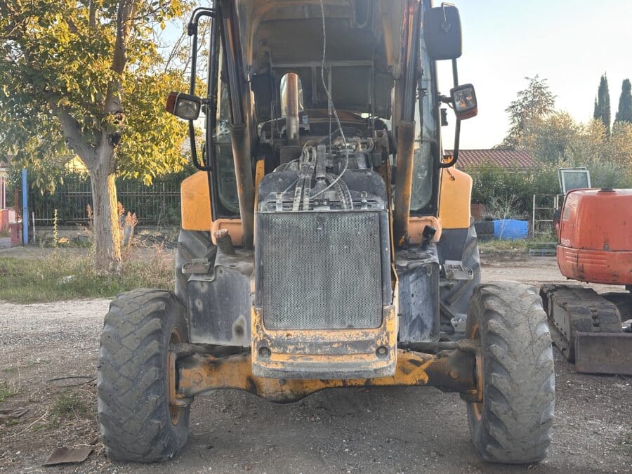 2005 JCB 3CX-4T rigid backhoe loader for sale in Rome, Italy - Front view