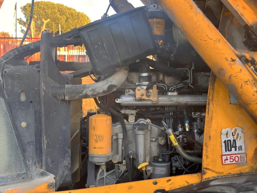 2005 JCB 3CX-4T rigid backhoe loader for sale in Rome, Italy - Engine
