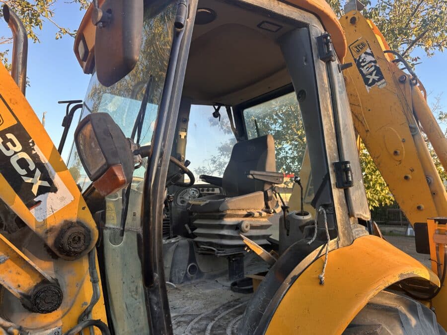 2005 JCB 3CX-4T rigid backhoe loader for sale in Rome, Italy - Cabin