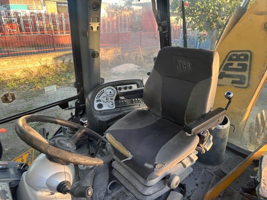2005 JCB 3CX-4T rigid backhoe loader for sale in Rome, Italy - Inside cab