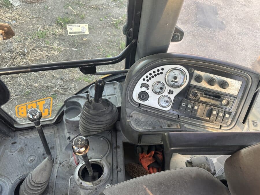 2005 JCB 3CX-4T rigid backhoe loader for sale in Rome, Italy - Inside cab
