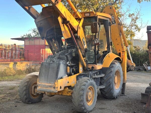 2005 JCB 3CX-4T rigid backhoe loader for sale in Rome, Italy - Front view