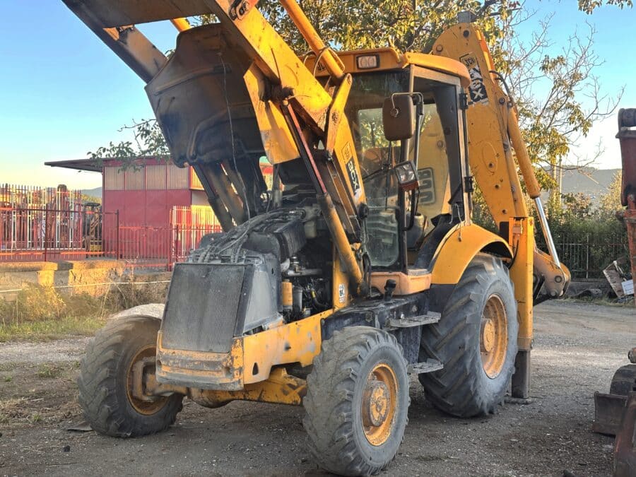 2005 JCB 3CX-4T rigid backhoe loader for sale in Rome, Italy - Front view