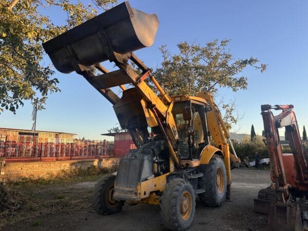 2005 JCB 3CX-4T rigid backhoe loader for sale in Rome, Italy - Front view