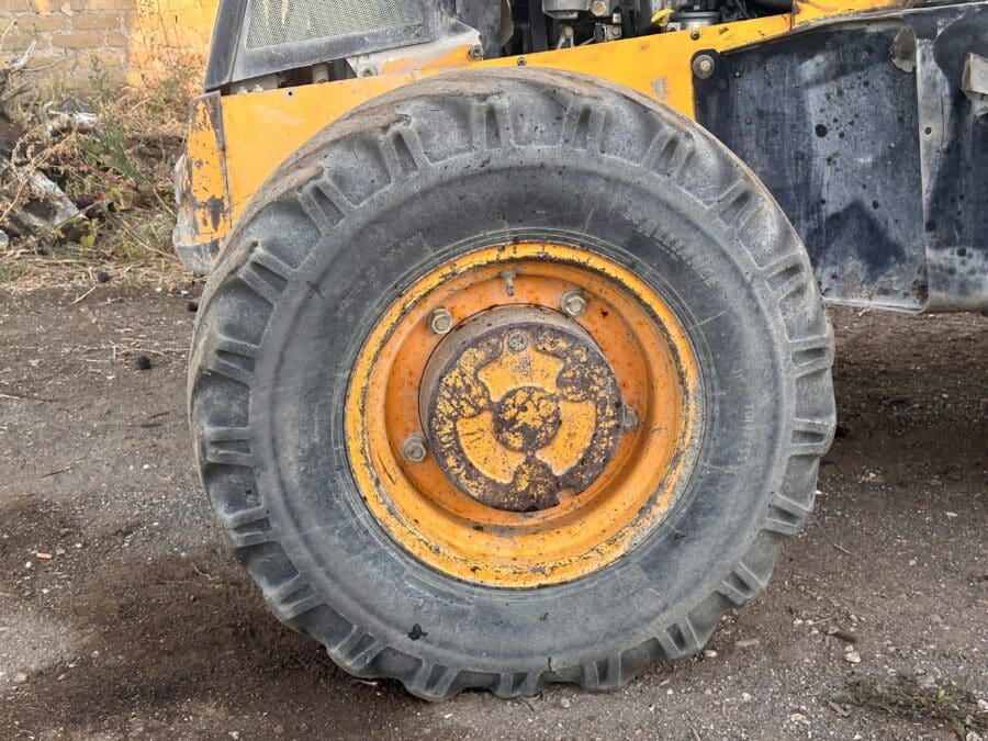 2005 JCB 3CX-4T rigid backhoe loader for sale in Rome, Italy - Front tire
