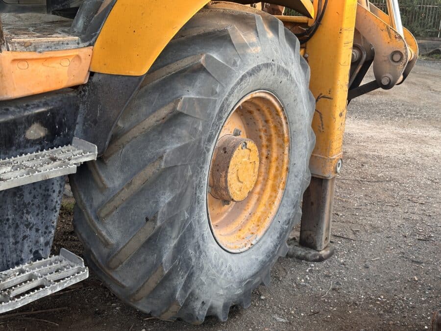 2005 JCB 3CX-4T rigid backhoe loader for sale in Rome, Italy - Rear tire