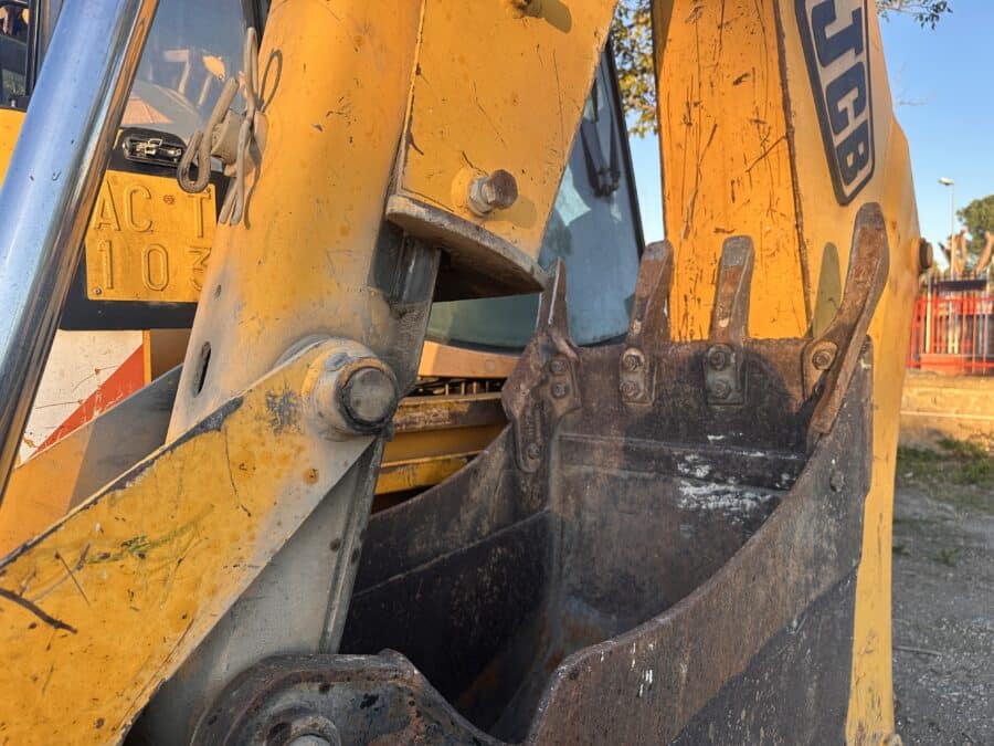 2005 JCB 3CX-4T rigid backhoe loader for sale in Rome - Bucket