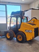 Vista lateral de la cargadora de ruedas JCB 190HF en venta en DAMAC