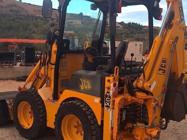 Vista posteriore JCB 1CX HF in vendita a Foggia