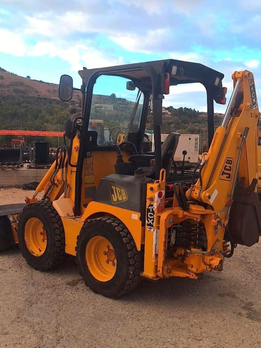 Vista posteriore JCB 1CX HF in vendita a Foggia
