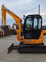 Vista laterale JCB 8030 ZTS usato in vendita da DAMAC