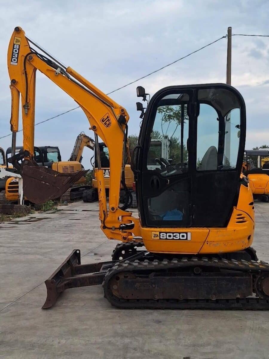 Vista laterale JCB 8030 ZTS usato in vendita da DAMAC