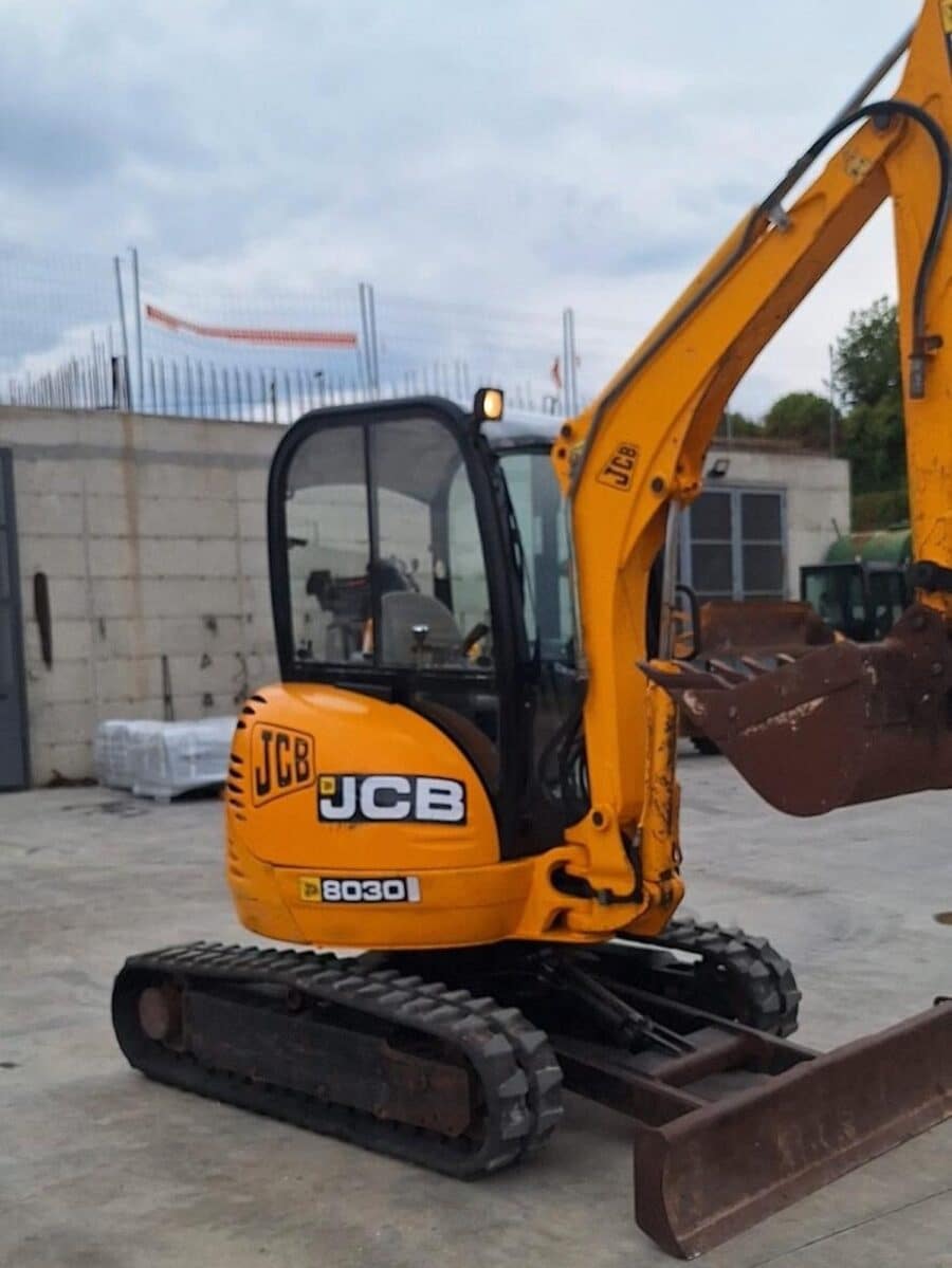 Vista frontale JCB 8030 ZTS usato in vendita da DAMAC