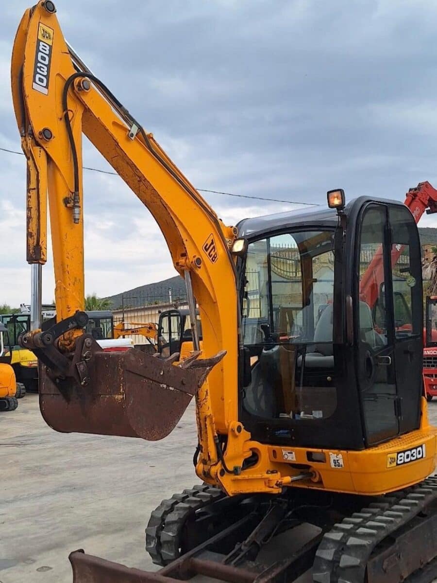 Vista frontale JCB 8030 ZTS usato in vendita da DAMAC