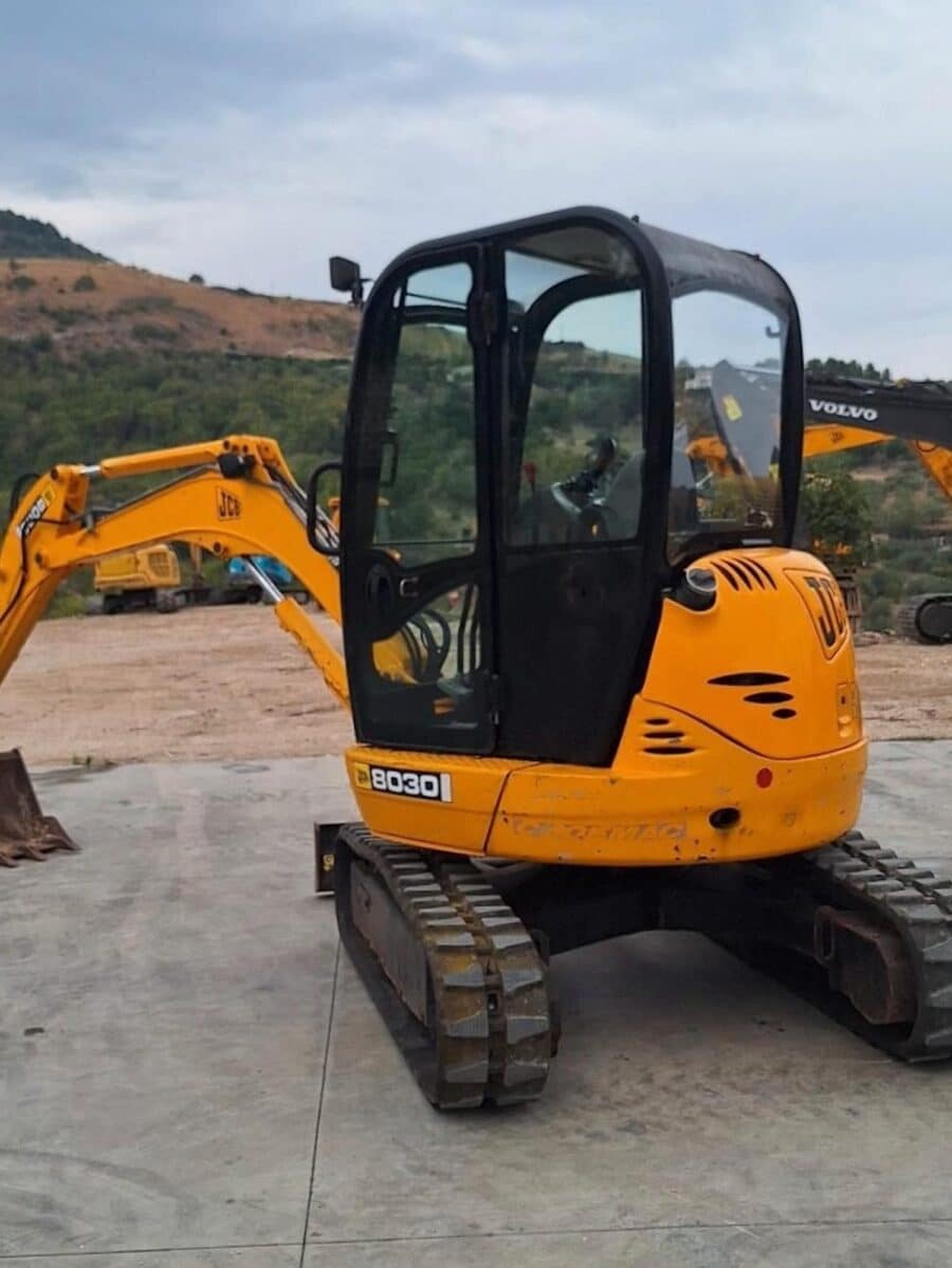 Vista posteriore JCB 8030 ZTS usato in vendita da DAMAC