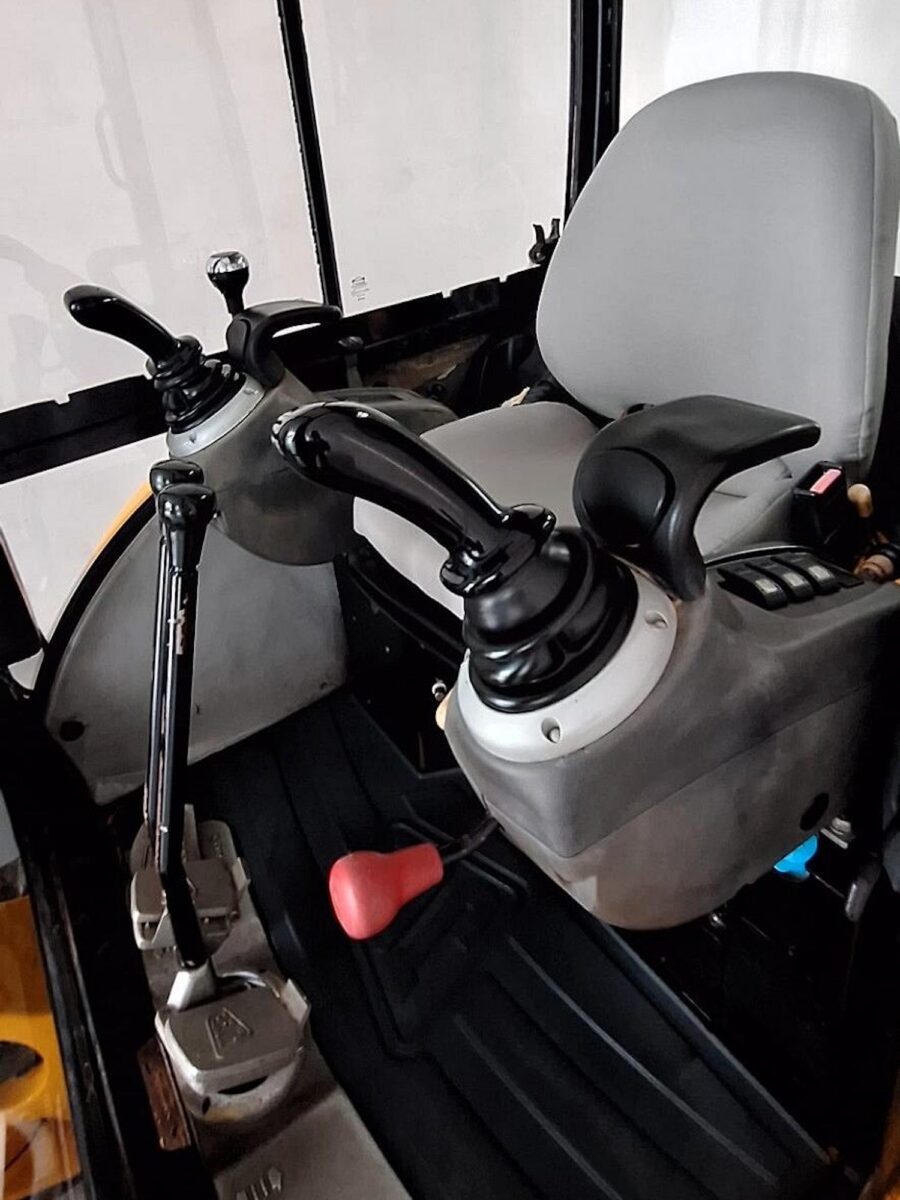 Interno cabina JCB 8030 ZTS usato in vendita da DAMAC