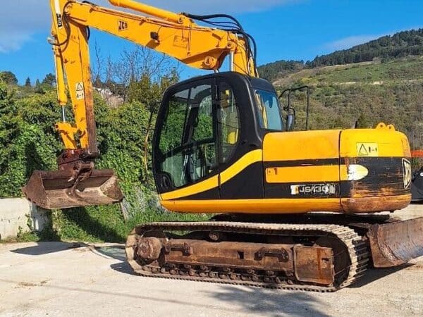 Vista laterale JCB JS130 in vendita a Foggia