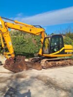 Vista laterale JCB JS130 in vendita a Foggia