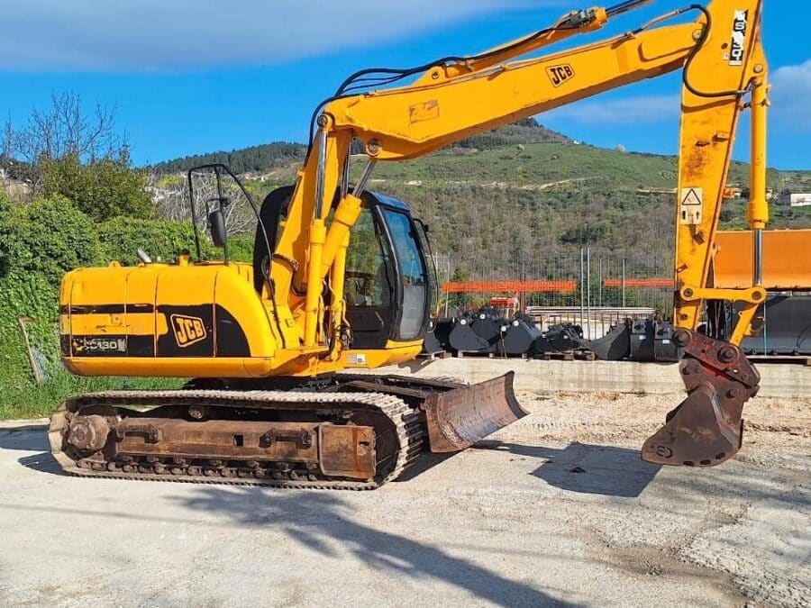 Escavatore cingolato JCB JS130 in vendita a Foggia