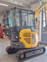Vista laterale Komatsu PC27MR-2 miniescavatore compatto in vendita a Foggia