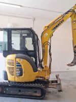 Vista laterale Komatsu PC27MR-2 miniescavatore compatto in vendita a Foggia