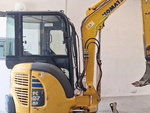 Vista laterale Komatsu PC27MR-2 miniescavatore compatto in vendita a Foggia