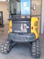 Vista posteriore Komatsu PC27MR-2 miniescavatore compatto in vendita a Foggia