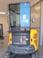 Vista posteriore Komatsu PC27MR-2 miniescavatore compatto in vendita a Foggia