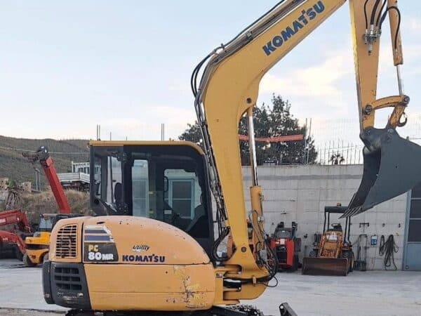 Widok z boku Kompaktowa koparka Komatsu PC80MR na sprzedaż w DAMAC