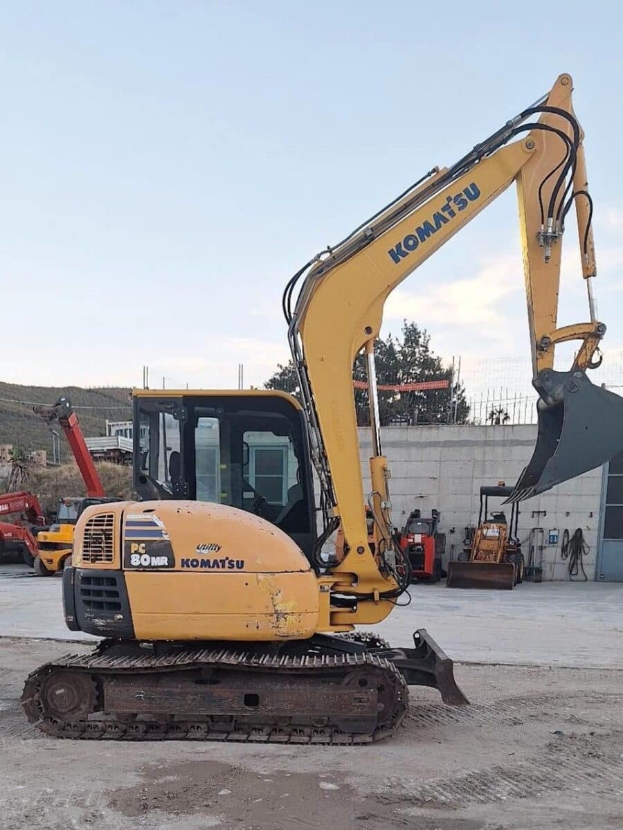 Widok z boku Kompaktowa koparka Komatsu PC80MR na sprzedaż w DAMAC