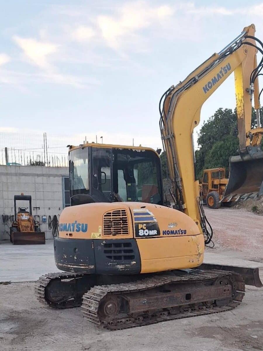 Widok z tyłu kompaktowej koparki Komatsu PC80MR na sprzedaż w DAMAC