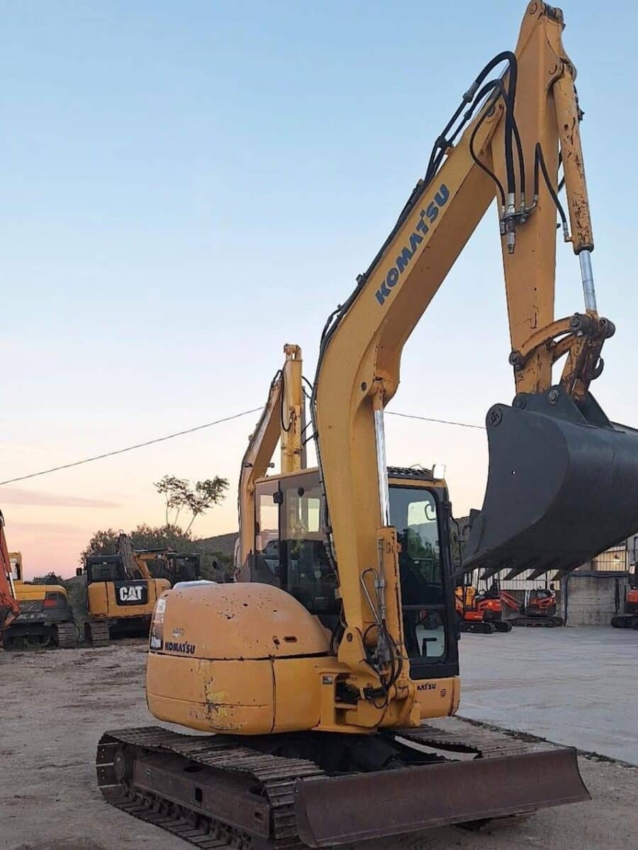 Widok z przodu Kompaktowa koparka Komatsu PC80MR na sprzedaż w DAMAC
