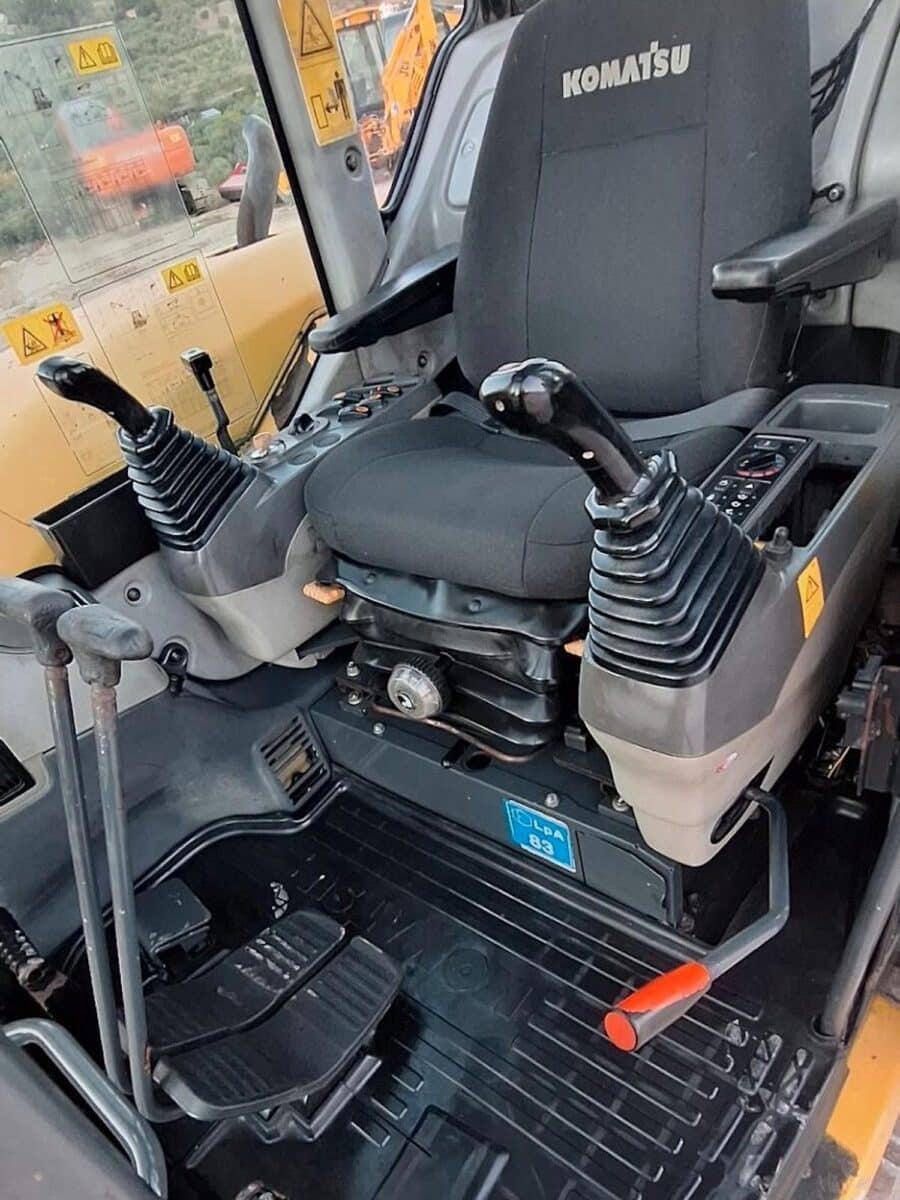 Kompaktowa koparka Komatsu PC80MR z klimatyzowaną kabiną na sprzedaż w DAMAC