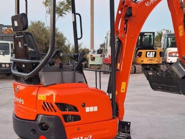 Vue avant du Kubota U17-3α d'occasion à vendre chez DAMAC