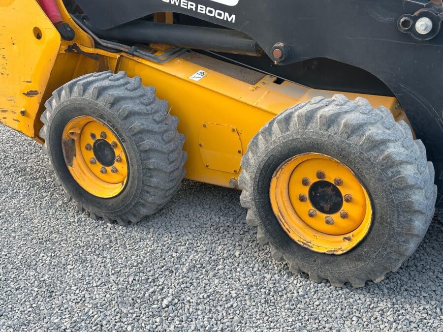 Dettaglio pneumatici JCB 225 del 2012 in vendita da DAMAC