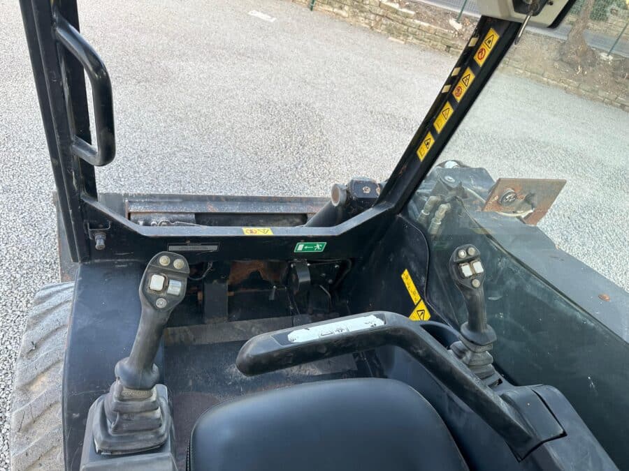 Interno cabina JCB 225 del 2012 in vendita da DAMAC