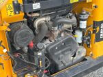 Vista laterale minipala gommata JCB 225 del 2012 in vendita da DAMAC