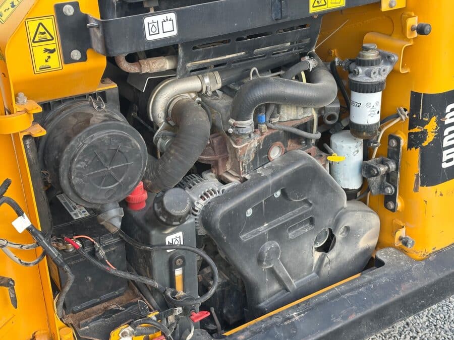 Vista laterale minipala gommata JCB 225 del 2012 in vendita da DAMAC