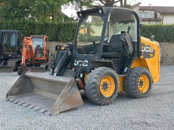 Vista frontale minipala gommata JCB 225 del 2012 in vendita da DAMAC