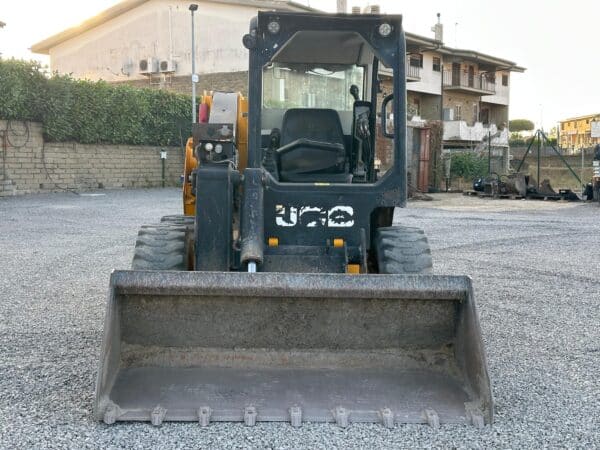 Vista frontale minipala gommata JCB 225 del 2012 in vendita da DAMAC