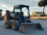 Vista laterale minipala gommata JCB 225 del 2012 in vendita da DAMAC