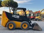 Vista laterale minipala gommata JCB 225 del 2012 in vendita da DAMAC