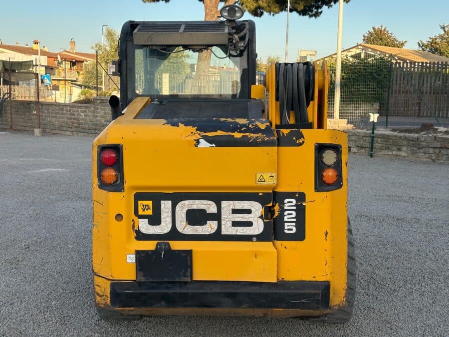 Vista posteriore minipala gommata JCB 225 del 2012 in vendita da DAMAC